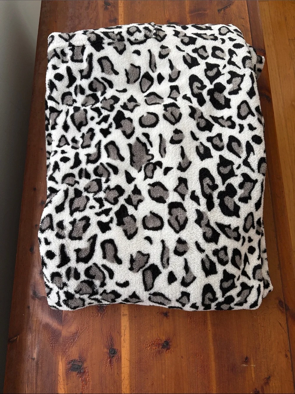 Sleeved Fleece Blanket / One Size Leopard Print